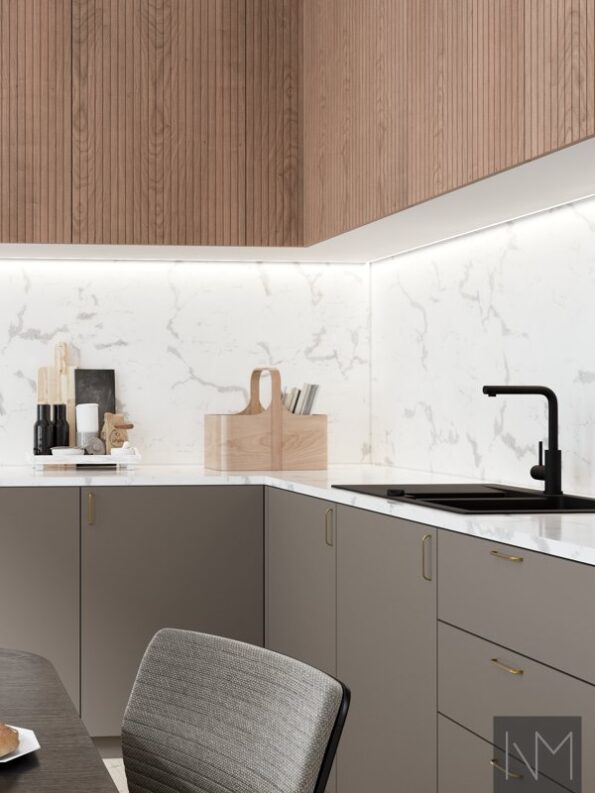 Küchentüren im Design Soft Matte Basic kombiniert mit Nordic Skyline. Farbe Beige und Eiche klar lackiert