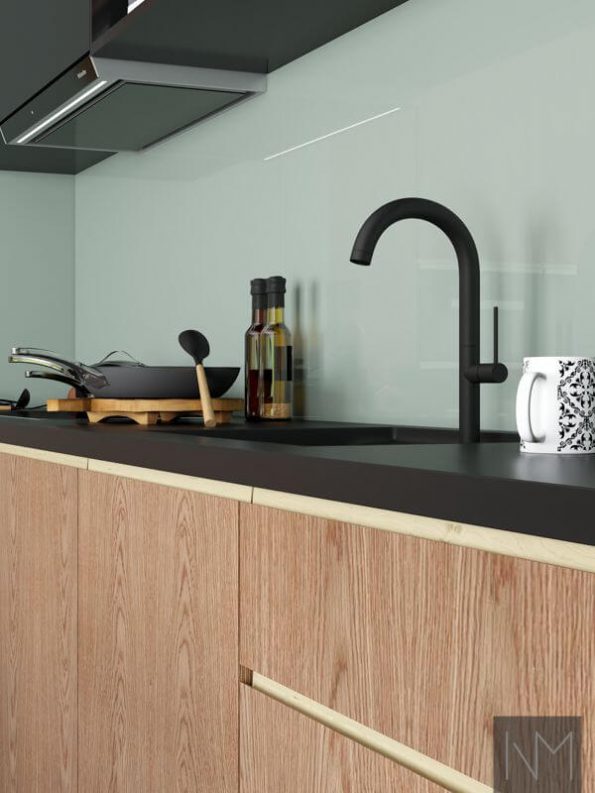 Küchentüren im Nordic+ Instyle-Design, Eiche in Klarlack. Oberschranktüren in Basic, Farbe NCS S9000-N.
