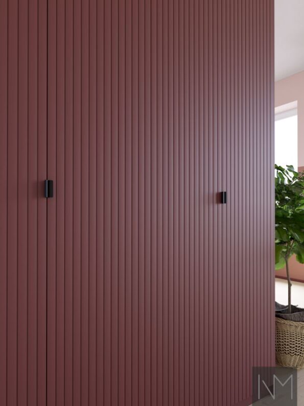 Türen für Kleiderschrank im Skyline-Design, Farbe NCS S5040-Y90R. Prince-Griffe in mattem Schwarz