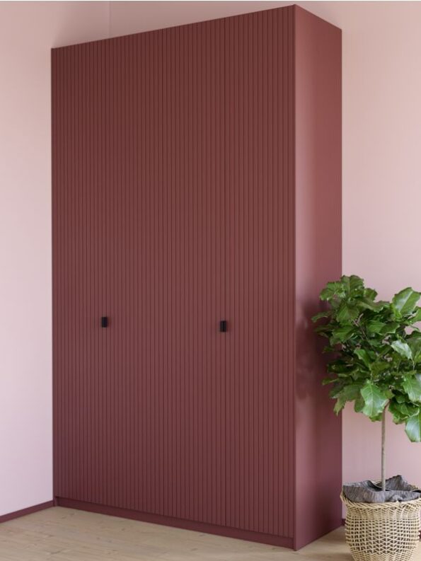 Türen für Kleiderschrank im Skyline-Design, Farbe NCS S5040-Y90R. Prince-Griffe in mattem Schwarz.