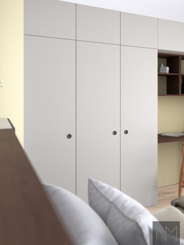 Garderobeslåger i Pure Linoleum Circle design. Linoleumsfarve 4175 Pebble, med grå HDF