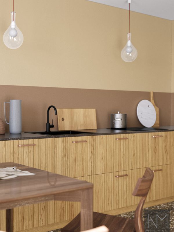 Køkkenlåger i design Nordic Skyline. Klarlakeret eg, med Pronto håndtag i antik kobber.