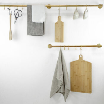 Tiradores de pared con utensilios de cocina