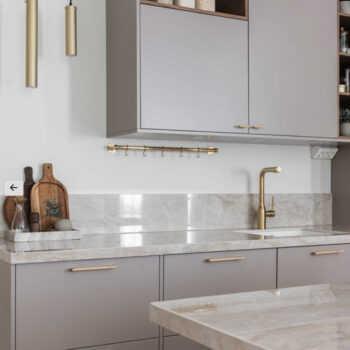 Cocina blanca con elementos decorativos dorados