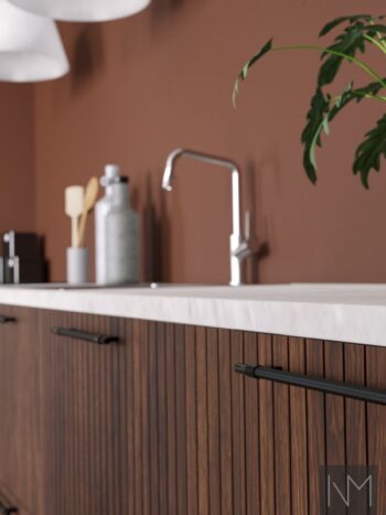 Puertas de cocina en diseño Nordic Skyline y Basic. Fresno teñido en B-1097 Nogal y Basic en Jotun 11174 Curios Mind. Manejar Joker