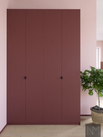 Puertas de armario en diseño Skyline, color NCS S5040-Y90R. Tiradores Prince en acabado negro mate