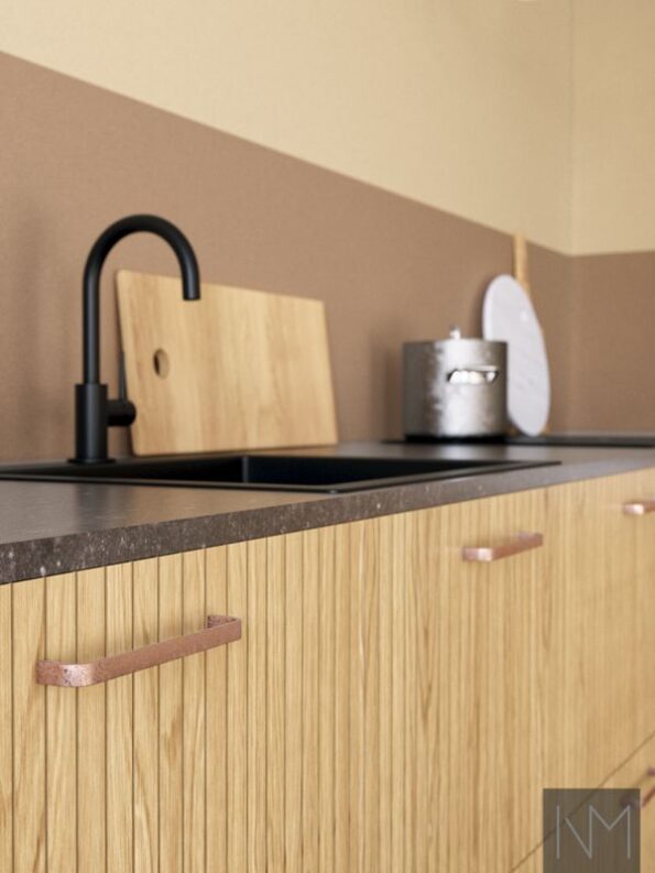 Fronts for kitchens in design Nordic Skyline. Clear lacquered oak, with Pronto handle in Antique copper
