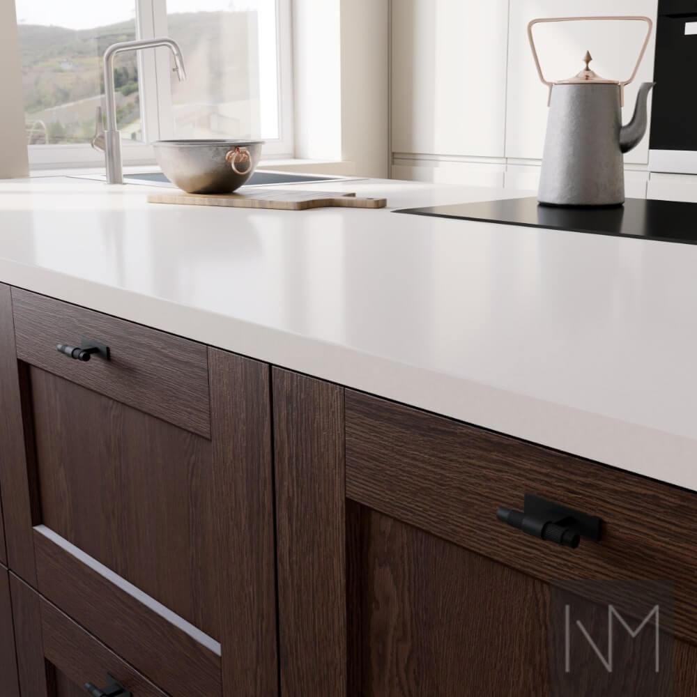 Kitchen doors in Classic Max and Instyle design. Stained in B-1096 Dark oak, Instyle lacquered in Jotun 10341 Kalk.