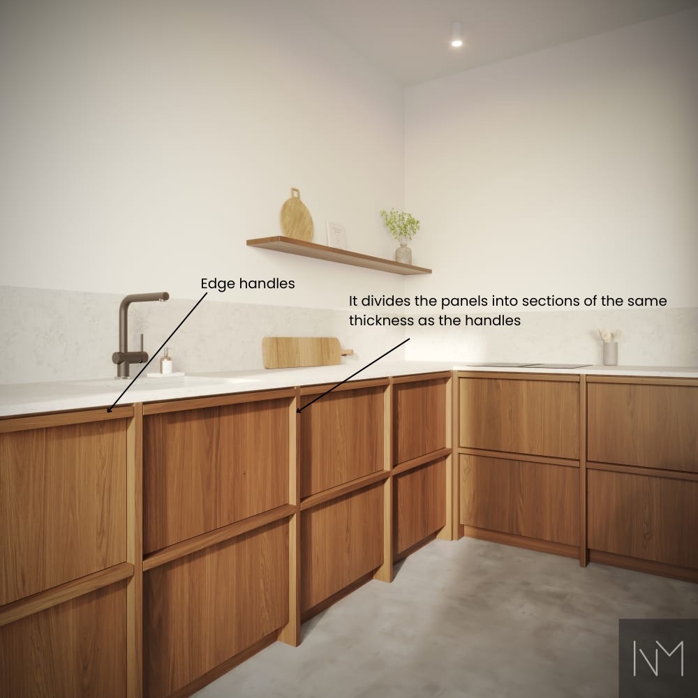 Cucina NORDIC basata su strutture IKEA, caratterizzata da frontali in legno tinto color noce chiaro. Le maniglie a profilo integrate in legno e i pannelli distanziatori verticali dello stesso colore e spessore creano un look "in-frame" coeso e raffinato.