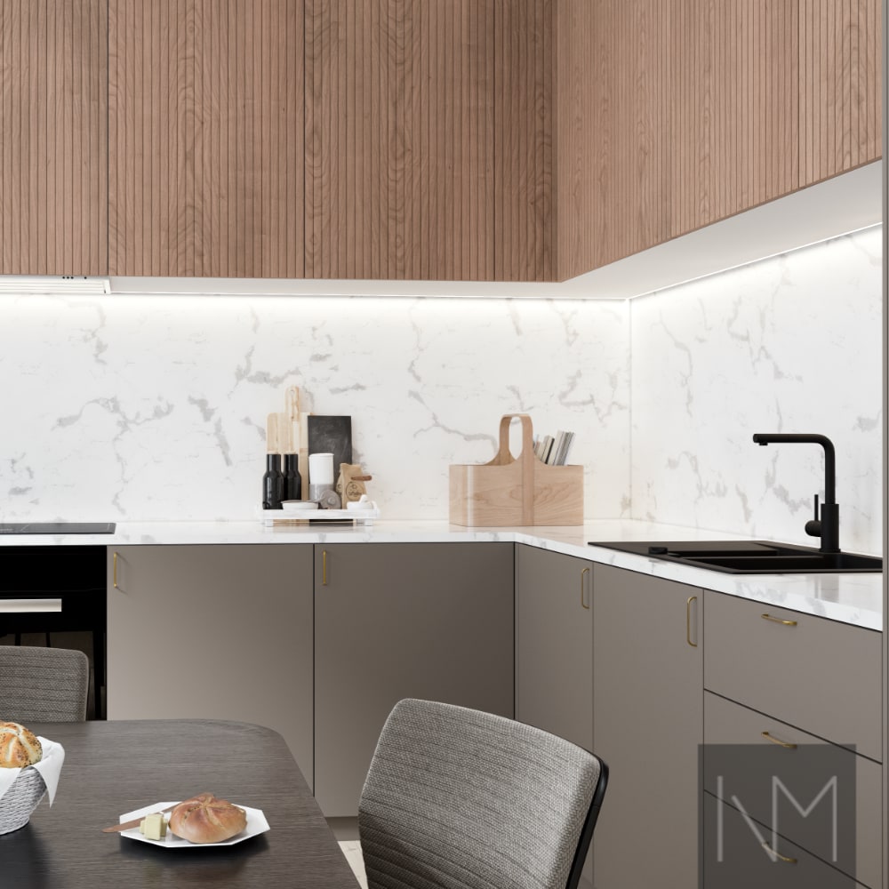 Porte per la cucina nel design Soft Matte Basic abbinato a Nordic Skyline. Colore Beige e quercia laccata trasparente.