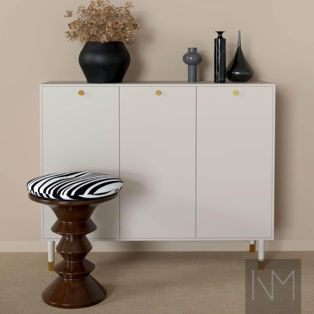 Metod Basic in Jotun Pale Ash 10341. Colored legs with brass metal and brass plate handles. Shelf in Nordic Walnut and wall mounts ZIG.