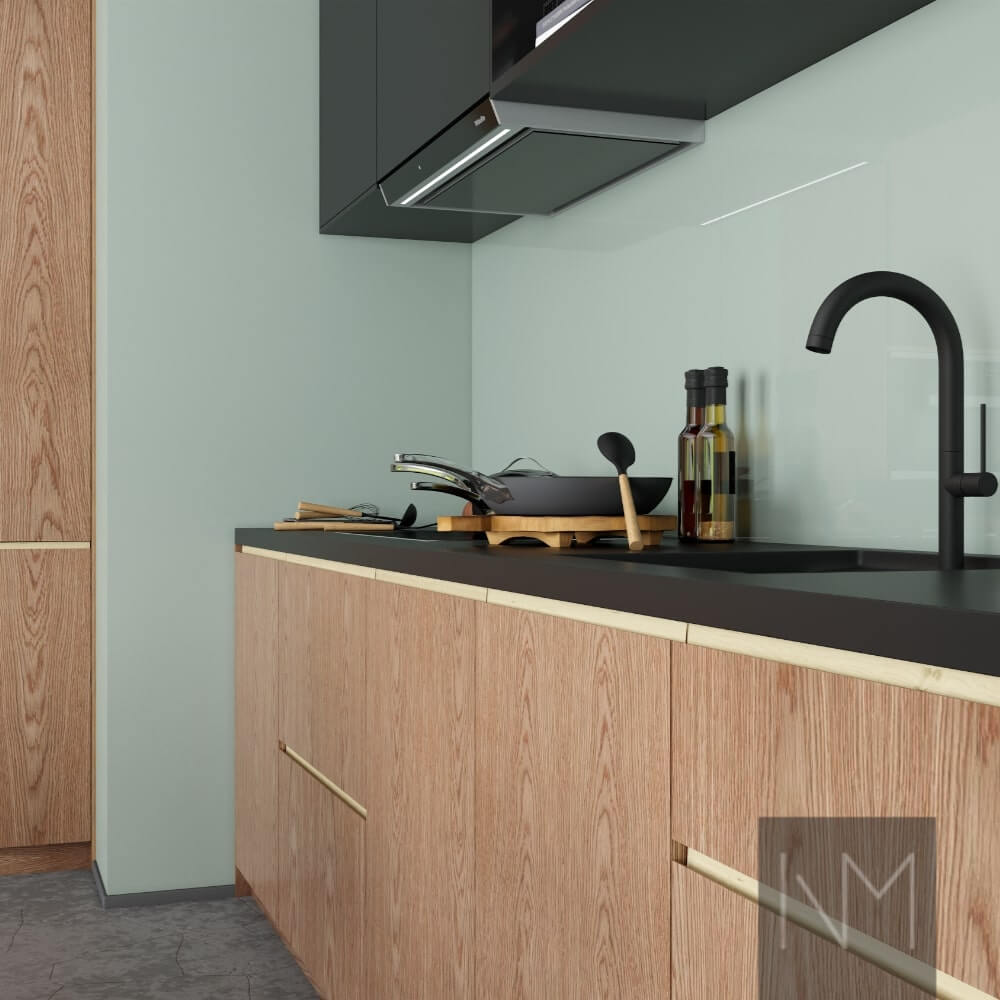 Porte cucina Nordic+ Instyle, rovere con vernice trasparente. Ante dell'armadio superiore in Basic, colore NCS S9000-N.