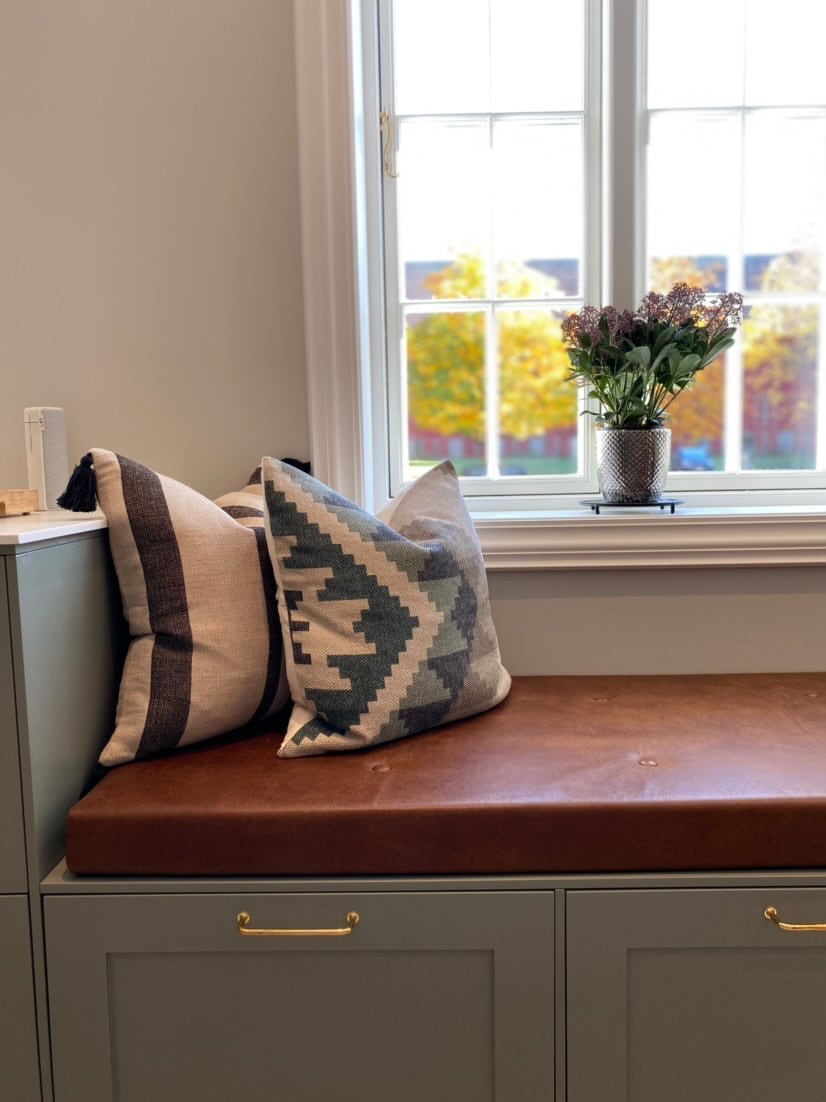 Scandinavische bank onder het raam — IKEA-basis met maatwerk fronten