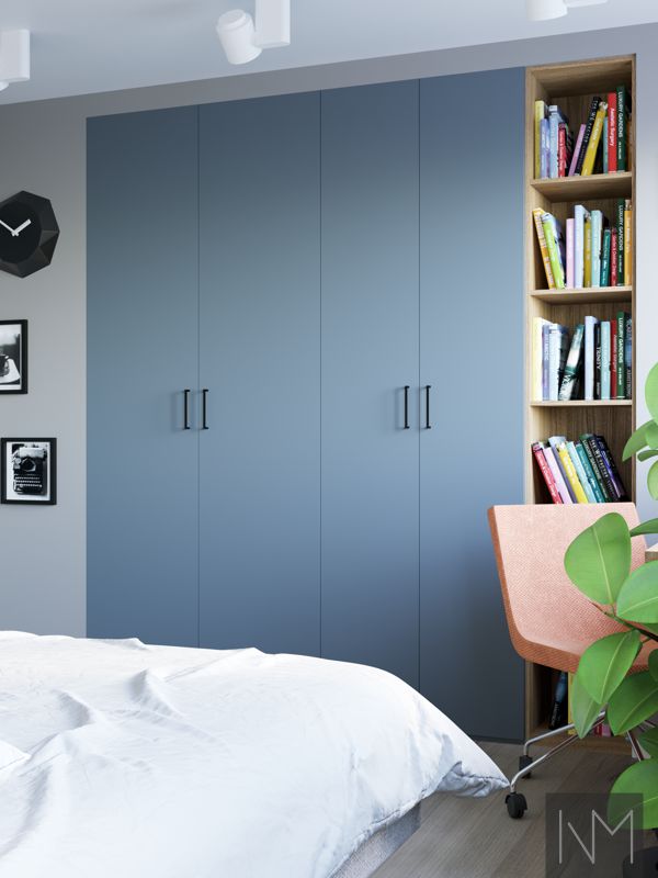 Garderobdörrar till PAX garderob. Handtag BRIDGE i sort. NCS S3030-R90B