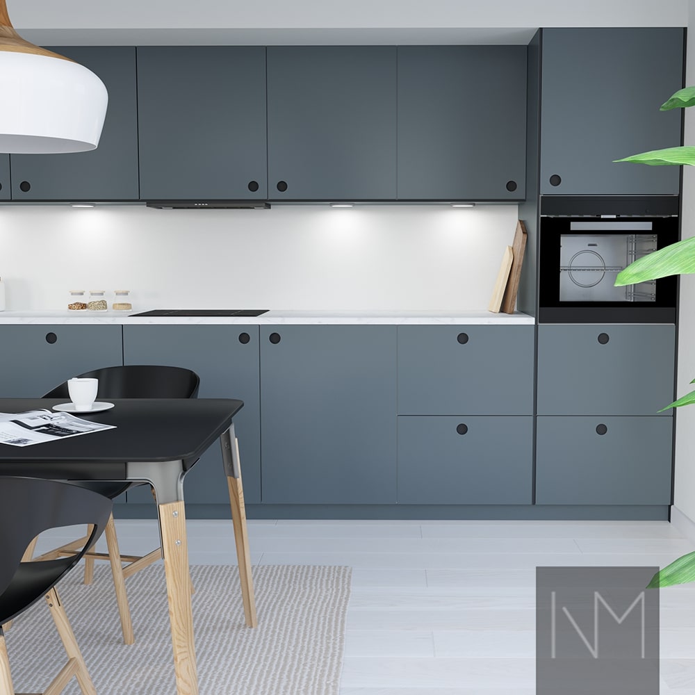 Industriella kök och grå skåpluckor