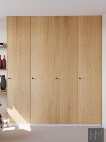 Garderobsdörrar i Nordic Wonder design. Klarlackad ek med kulknoppar