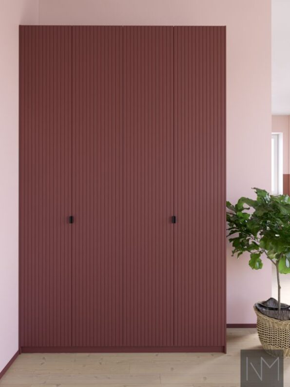Wardrobe doors in Skyline design, color NCS S5040-Y90R. Prince handles in black matte finish_