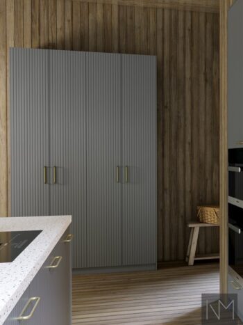 Skyline-design for kjøkken og garderobe. Farge lys grå, håndtak i Charm X børstet messing