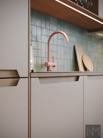 Linoleum Elegance og Basic kjøkkenfronter i 4185 Pulver og oljet eik. Benkeplate i linoleum 4154 Burgund og oljet eik. Håndterer Ring Toniton i Peach